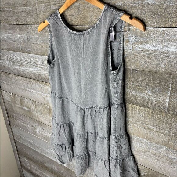 Solitaire small rayon made in India Gray Tiered Tunic Top - Picture 3 of 4